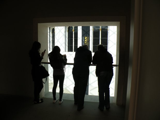  Visiteurs devant une baie vitrée, British Museum